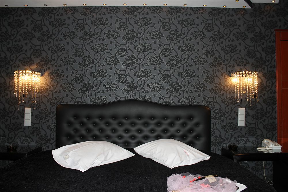 Carol Hotel Piraeus Buitenkant foto