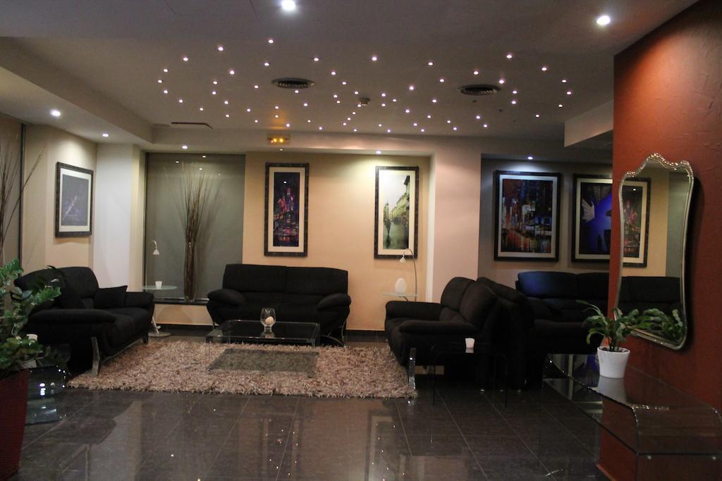 Carol Hotel Piraeus Buitenkant foto